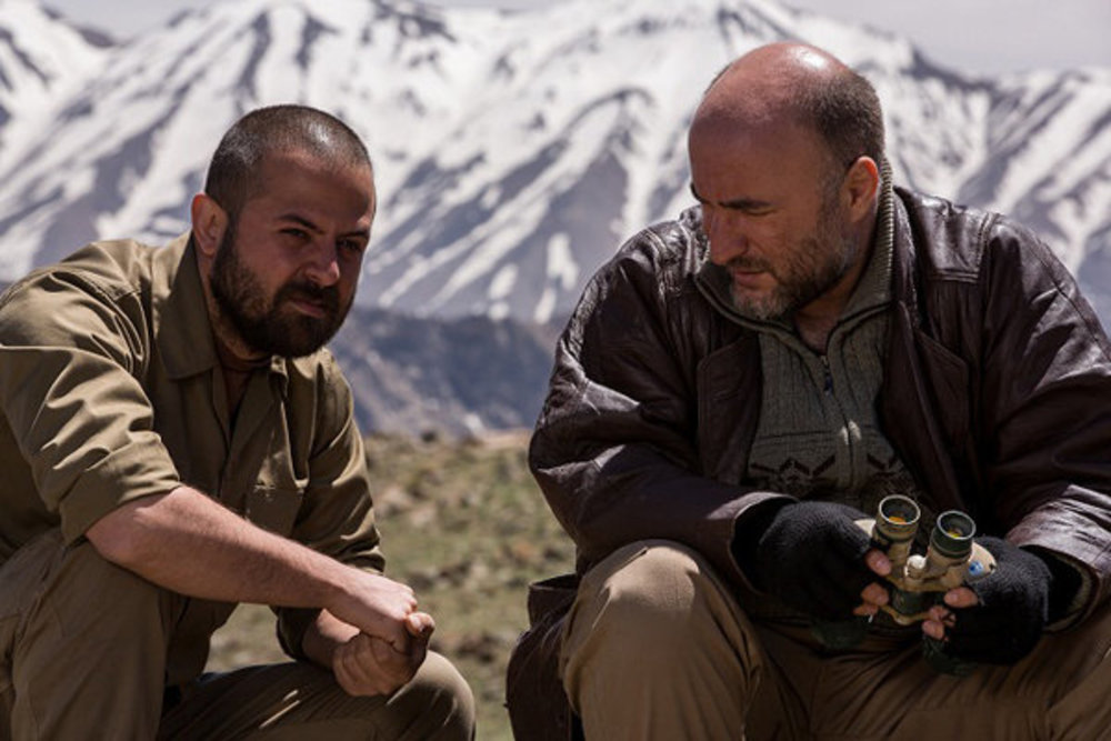 هومن سیدی و رضا بهبودی در نمایی از فیلم «اینجا کسی نمی میرد»